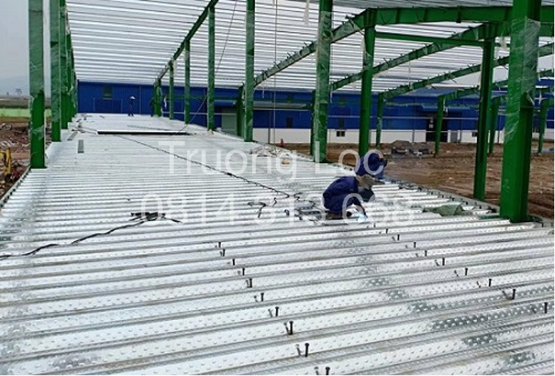 Khoảng cách đinh chống cắt sàn deck: Tiêu chuẩn, cách bố trí và lưu ý kỹ thuật